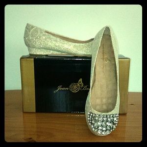 Joan Boyce flats. Gold w white lace and jewels. 9m